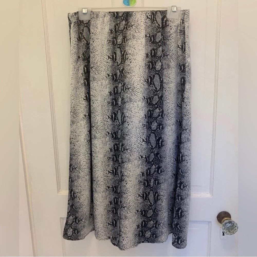 Elegant Black and Gray Snake Print Skirt